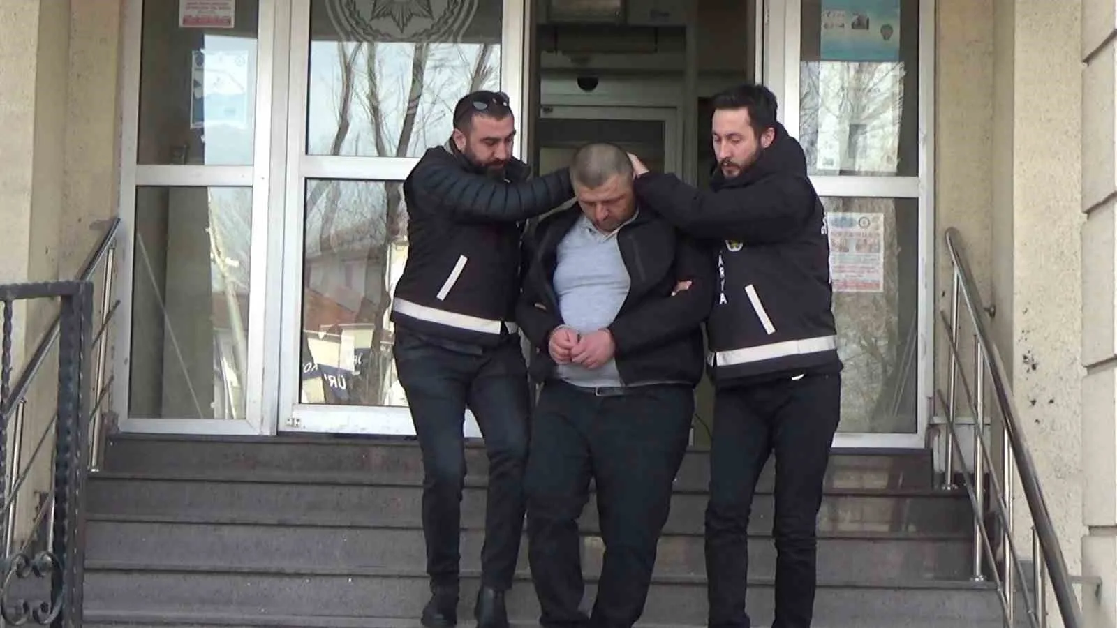 Ferizli ilçesinde okul zilinden rahatsız olan M.H. adlı bipolar bozukluğu