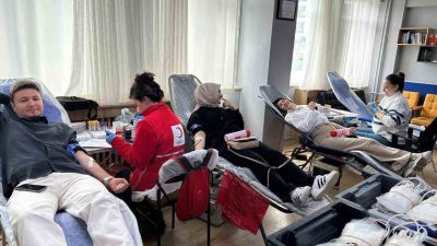 Samsun'da Atakum ilçesindeki Hüseyin Avni Asal İlkokulu'nda düzenlenen kan bağışı