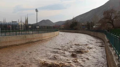 Oltu'da hava sıcaklıklarının yükselmesiyle Oltu Çayı'nın debisi arttı. Vatandaşlar, ekili