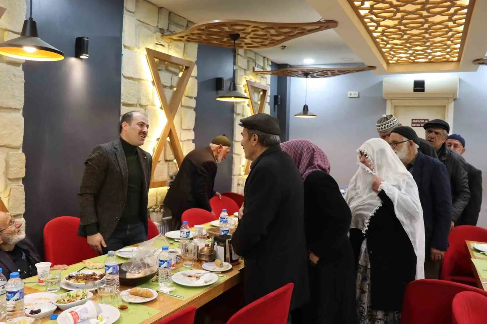 Oltu'da gerçekleşen iftar programında  Kaymakam Mustafa Çelik, 65 yaş