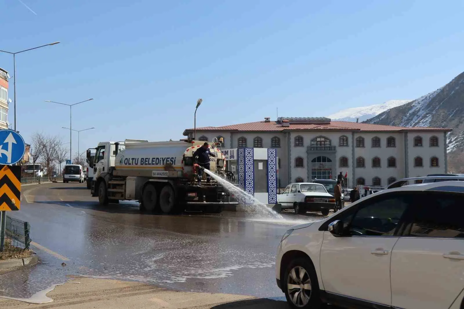 Oltu Belediyesi, ilçedeki caddelerde bahar temizliği için kapsamlı bir çalışma