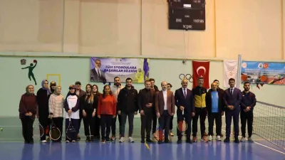 Oltu'da düzenlenen kort tenisi turnuvasına ilçe kaymakamı ve belediye başkanı