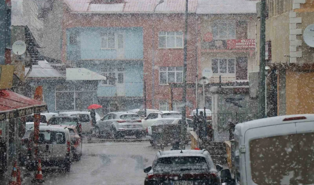 Erzurum'un Oltu ilçesinde beklenmedik kar yağışı başladı. Vatandaşlar, aniden gelen