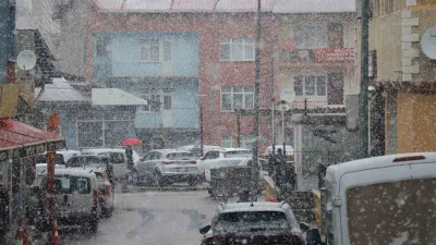 Erzurum'un Oltu ilçesinde beklenmedik kar yağışı başladı. Vatandaşlar, aniden gelen