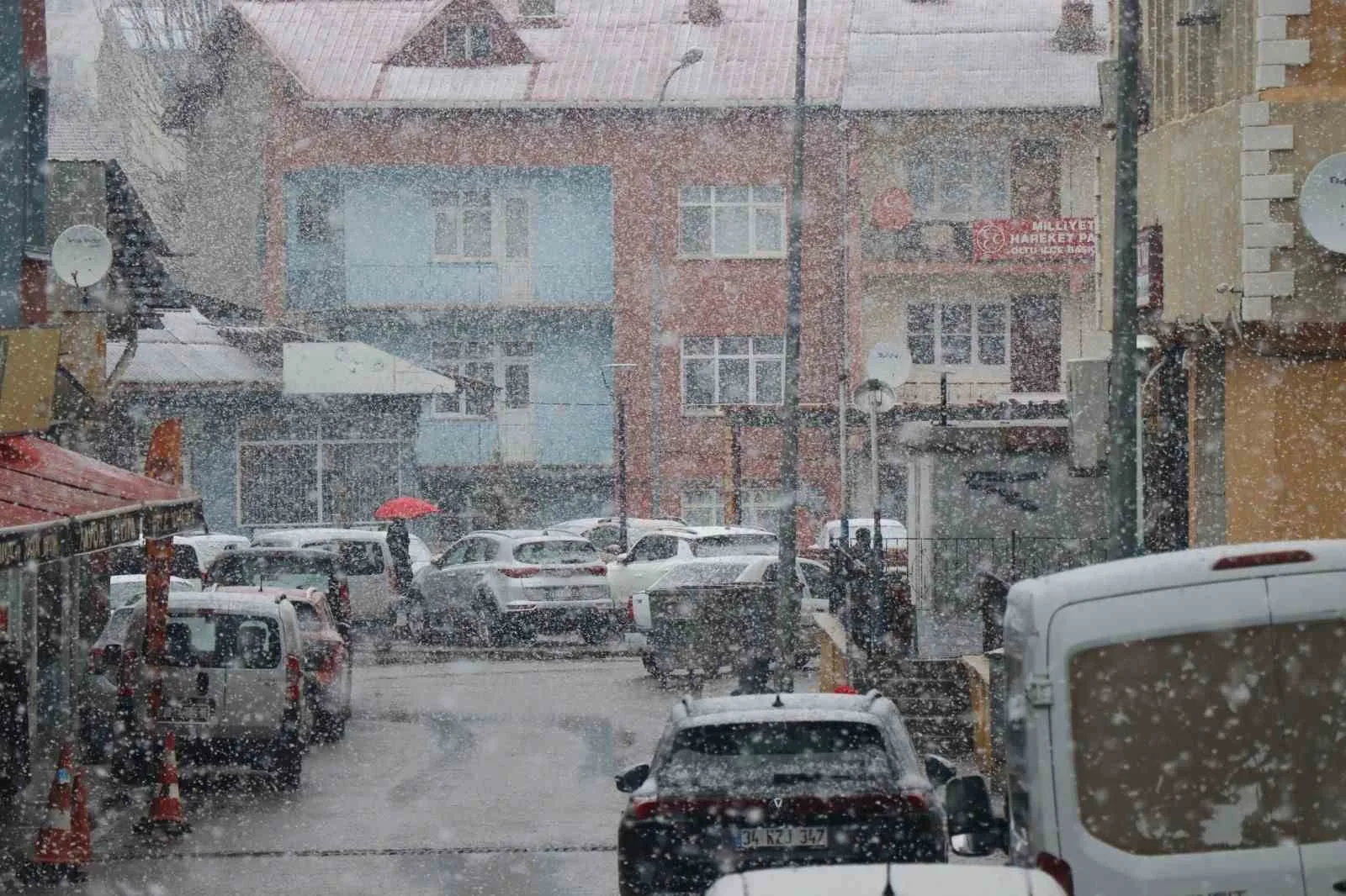 Erzurum'un Oltu ilçesinde beklenmedik kar yağışı başladı. Vatandaşlar, aniden gelen