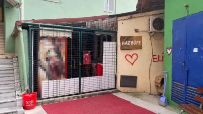 Kocaeli'nin İzmit ilçesinde bir grup çocuk, Seka Merkez Cami'nin altındaki