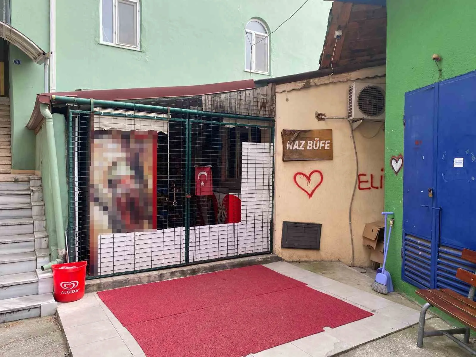 Kocaeli'nin İzmit ilçesinde bir grup çocuk, Seka Merkez Cami'nin altındaki