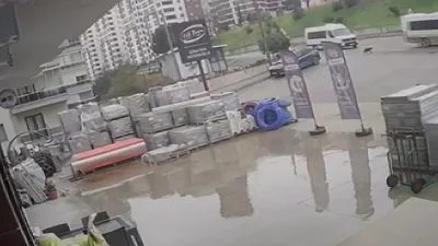 Akçaabat'ta servis sürücüsü bir köpeğe çarpıp olay yerinden kaçtı. Güvenlik