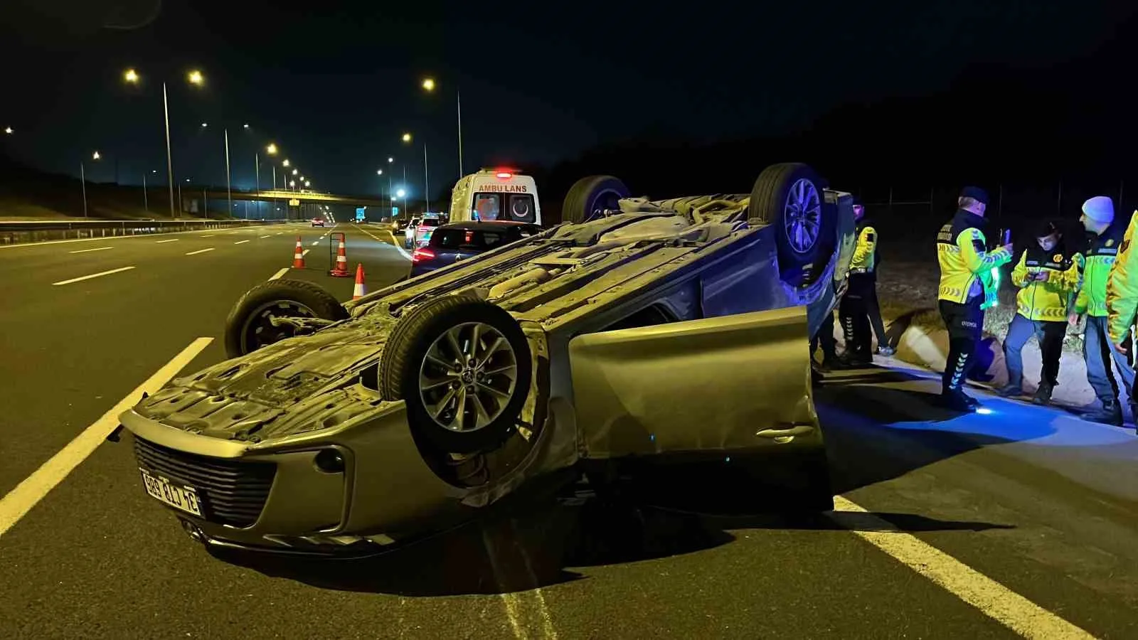 Adapazarı geçişinde meydana gelen trafik kazasında, bir araç diğerine çarparak