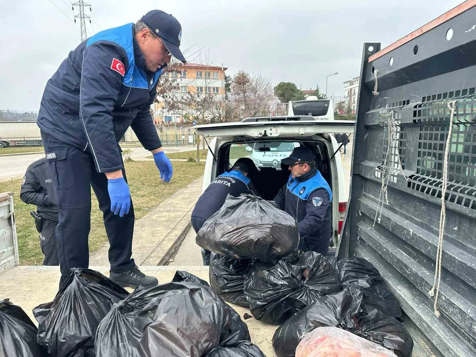 Ordu'da Siirt'ten gelen 300 kilogram kaçak kuyruk yağı Ünye Şehirlerarası