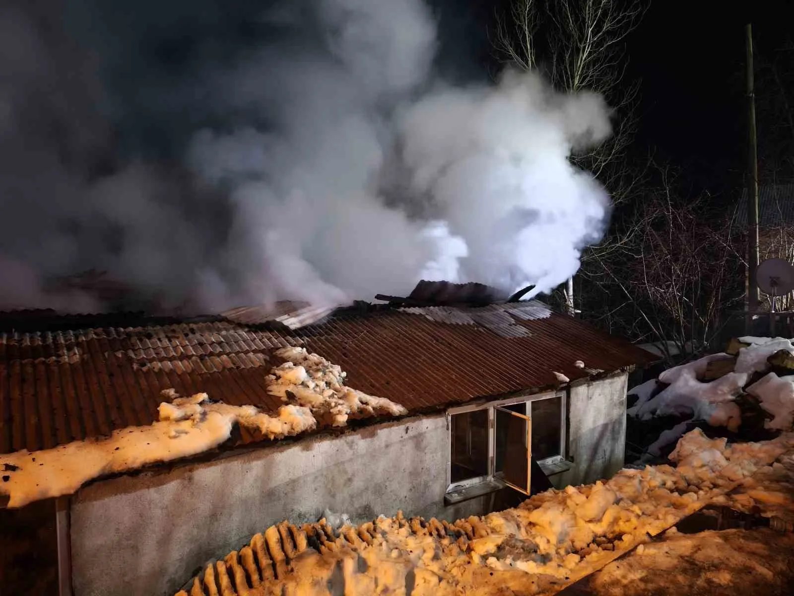 Ordu'nun Ünye ilçesindeki yangında Mustafa Tütüncü'ye ait ev kullanılamaz hale