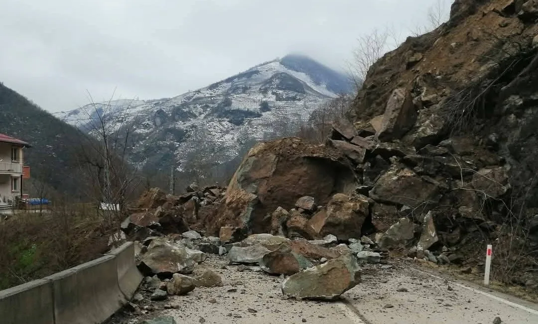 Ordu'nun Çatalpınar ilçesinde meydana gelen heyelan sonrası karayolu çift şeritli