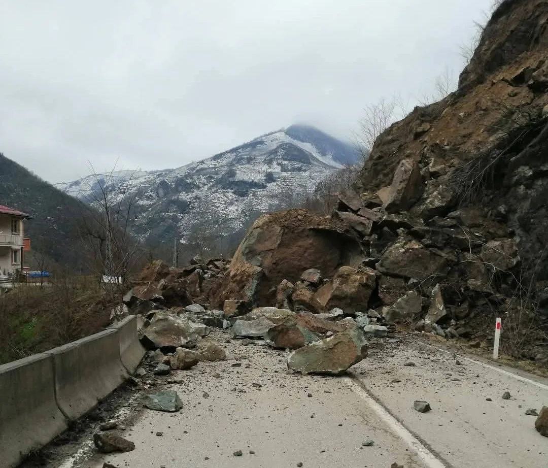 Ordu'nun Çatalpınar ilçesinde meydana gelen heyelan sonrası karayolu çift şeritli