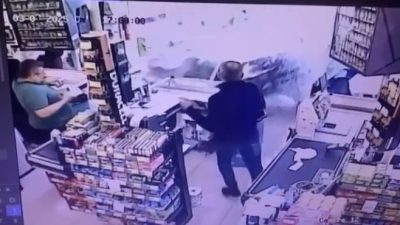 Ordu’nun Ünye ilçesinde sürücüsünün direksiyon hakimiyetini kaybettiği otomobil markete girdi.