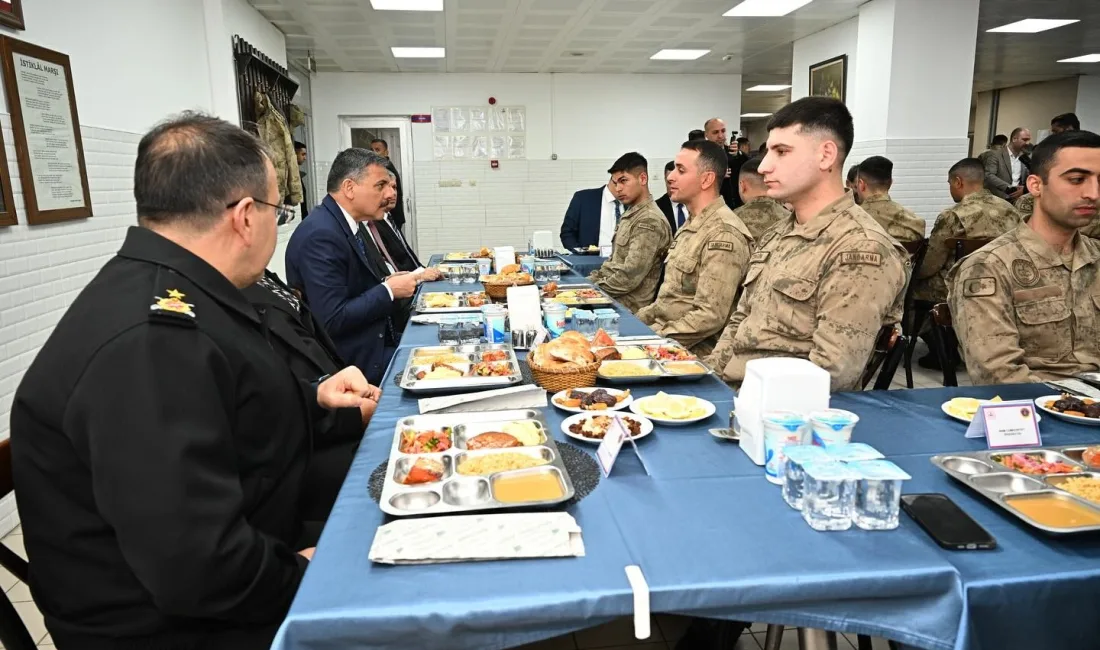 Erzurum'da düzenlenen iftar programında Vali ve diğer bürokratlar, Mehmetçiklerle birlikte