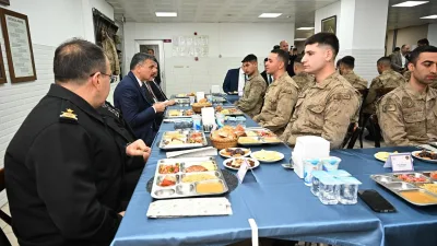 Erzurum'da düzenlenen iftar programında Vali ve diğer bürokratlar, Mehmetçiklerle birlikte