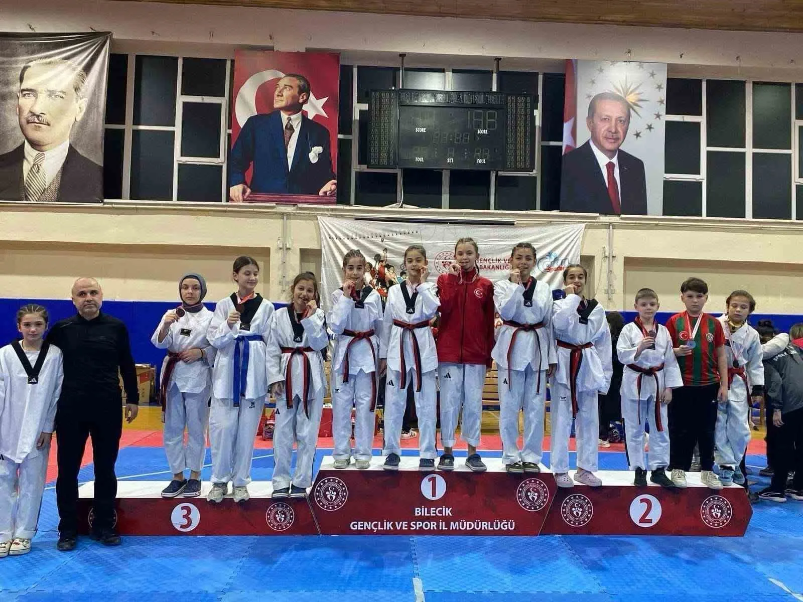 Osmaneli Atatürk Ortaokulu öğrencileri, Bilecik Yıldızlar İl Seçmesi'nde taekwondo branşında