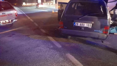Kastamonu Tosya'da İstanbul Büyükşehir Belediyesi'ne ait otobüsle çarpışan bir otomobildeki