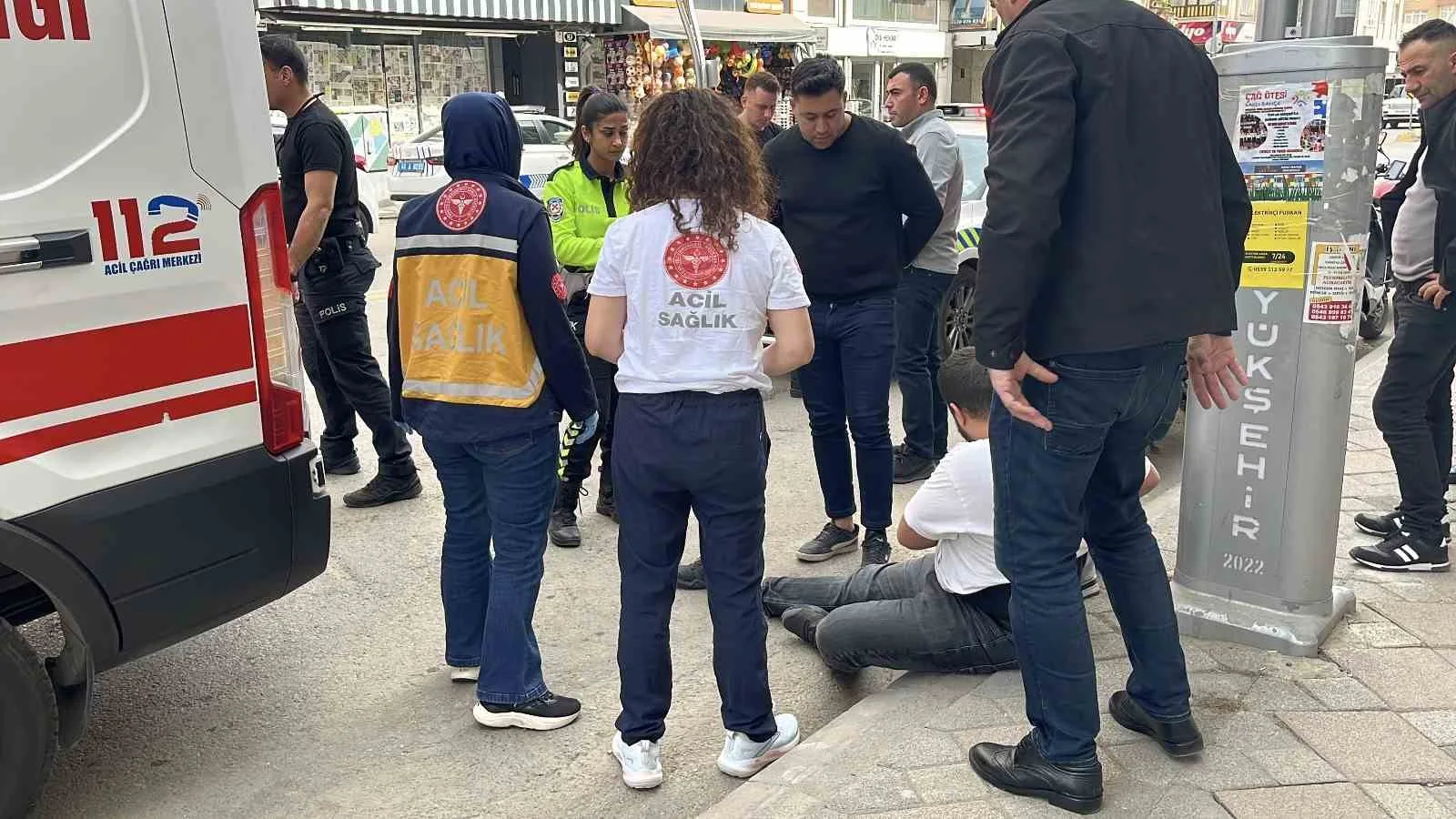 Gebze'de motosikletle otomobil çarpıştı, motokurye Emre Ö. yaralandı. Olay yerine