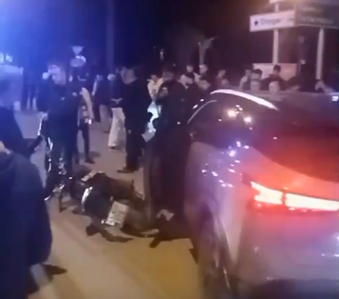 Karamürsel'de motosikletle otomobil çarpıştı, motosiklet sürücüsü yaralandı. Olay yerine sağlık