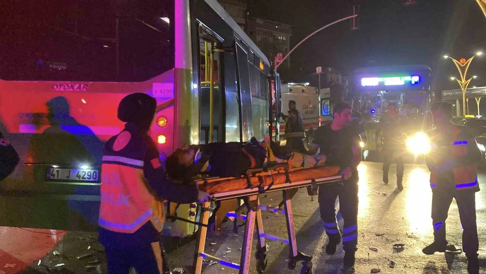 Kocaeli'nin Gebze ilçesinde yaşanan kazada otomobil ile özel halk otobüsü