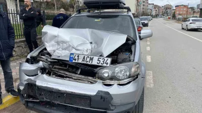 Kocaeli'nin Körfez ilçesinde park halindeki kamyonete çarpan otomobildeki çocuk yaralandı.
