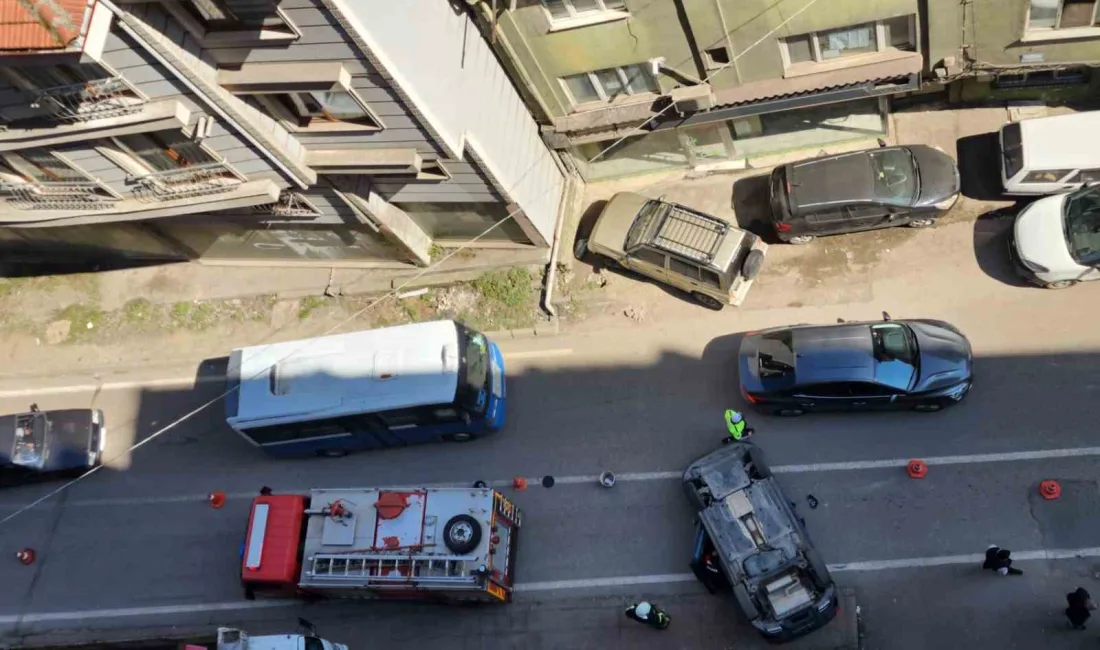 Zonguldak'ta Terakki Mahallesi'nde meydana gelen kazada Volkswagen marka araç, karşıdan