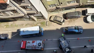 Zonguldak'ta Terakki Mahallesi'nde meydana gelen kazada Volkswagen marka araç, karşıdan