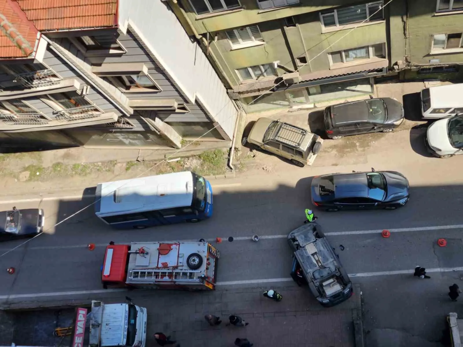 Zonguldak'ta Terakki Mahallesi'nde meydana gelen kazada Volkswagen marka araç, karşıdan