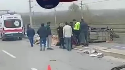 İzmit'te otomobil ile çarpışan atık kağıt toplayıcısının kullandığı motor devrildi.