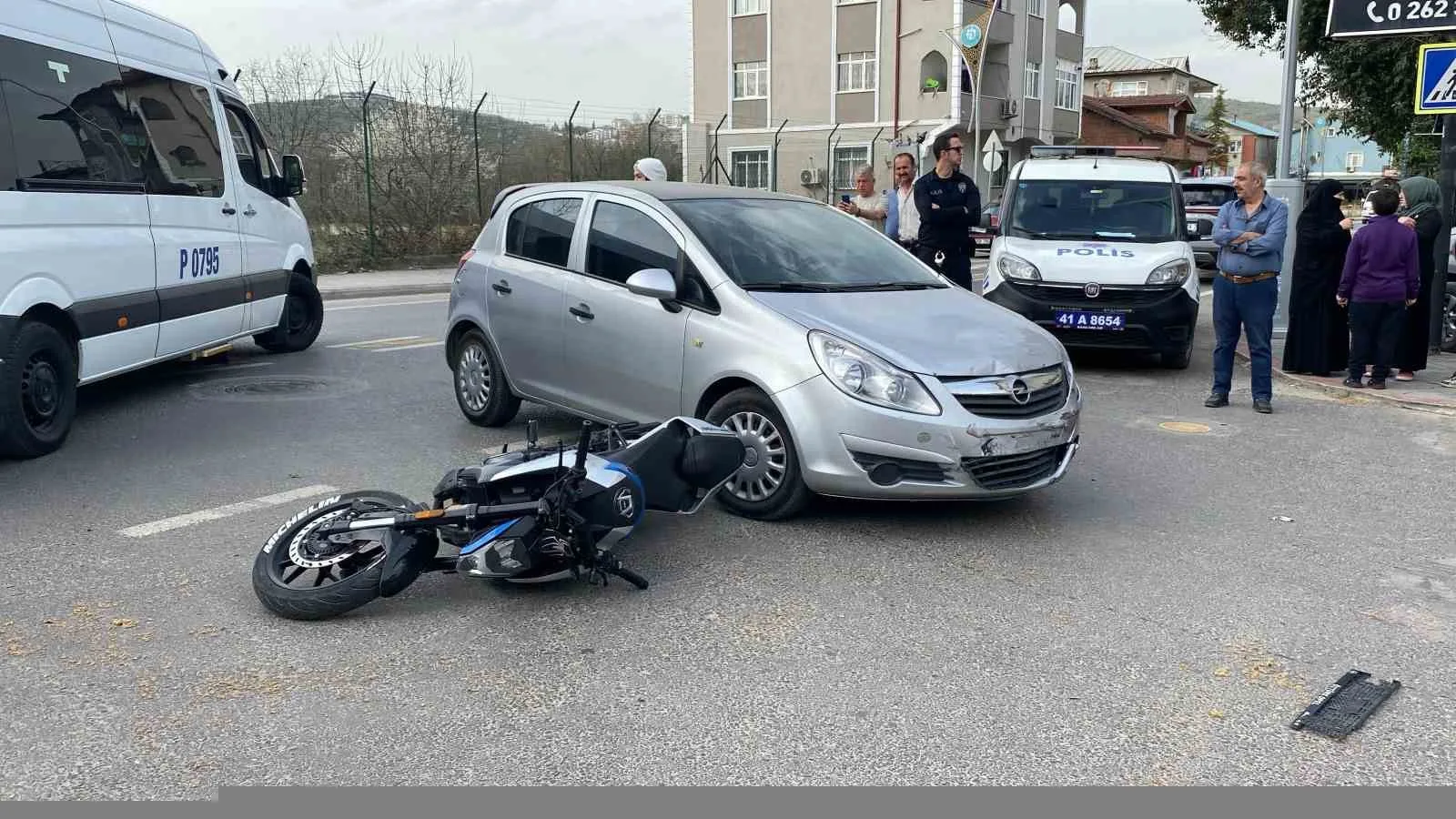 İzmit'te otomobil ile motosikletin çarpıştığı kaza sonucu motosiklet sürücüsü yaralandı.