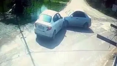Sakarya'nın Kaynarca ilçesindeki trafik kazasında, iki otomobilin kafa kafaya çarpışması