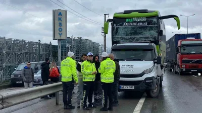 Kocaeli'de D-130 karayolunda özel halk otobüsü ile palet yüklü kamyonetin