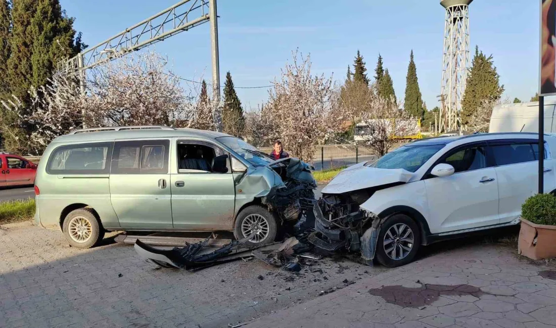 Kocaeli'nin Karamürsel ilçesinde panelvan ile SUV aracın kafa kafaya çarpışması