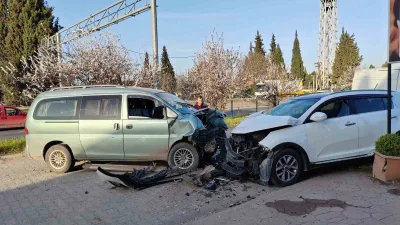 Kocaeli'nin Karamürsel ilçesinde panelvan ile SUV aracın kafa kafaya çarpışması