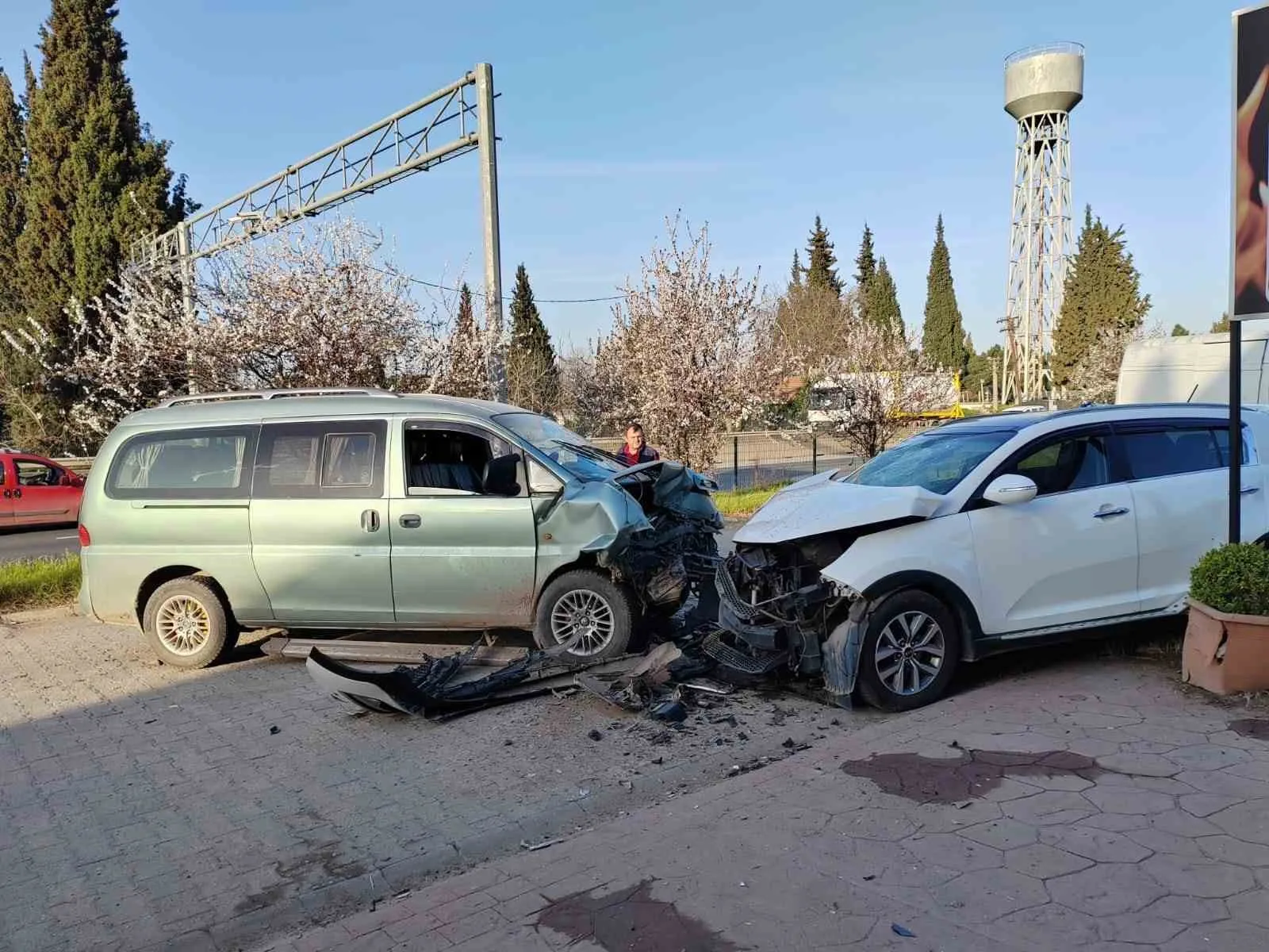 Kocaeli'nin Karamürsel ilçesinde panelvan ile SUV aracın kafa kafaya çarpışması