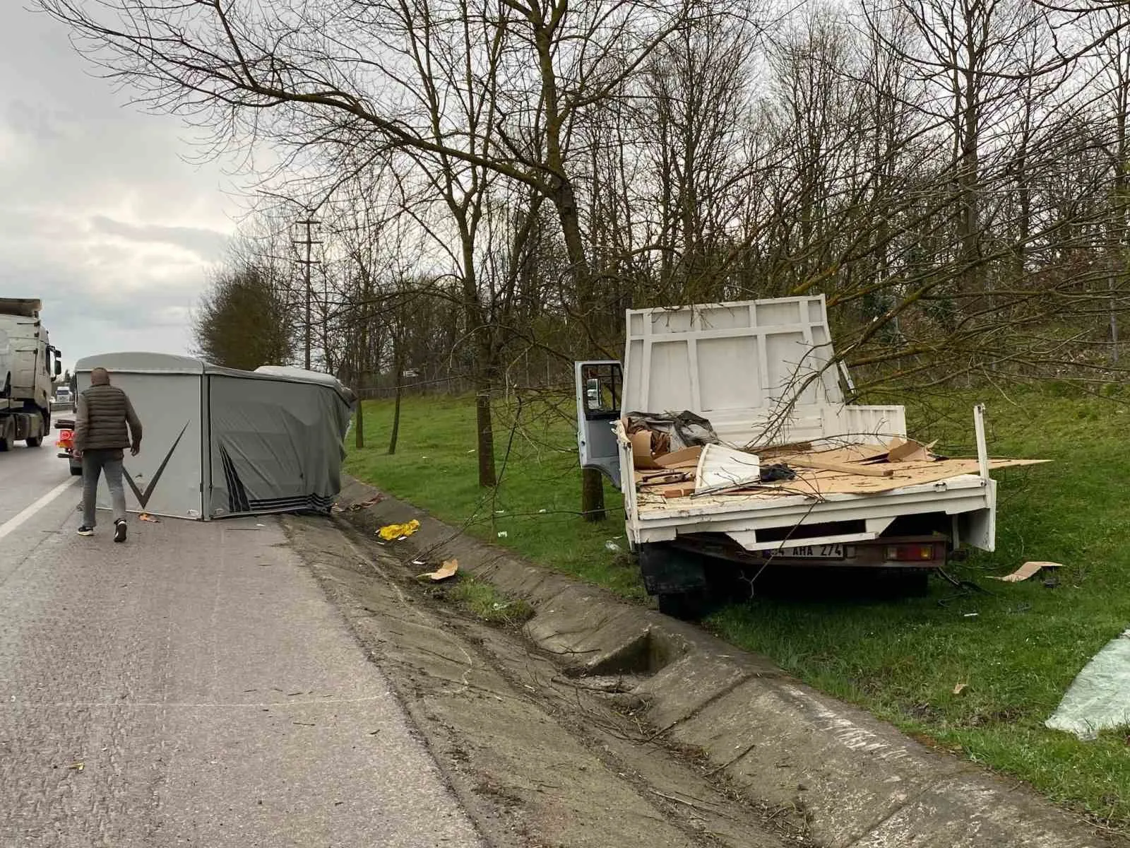 Kartepe'de meydana gelen trafik kazasında panelvan bir araç kamyonete çarptı