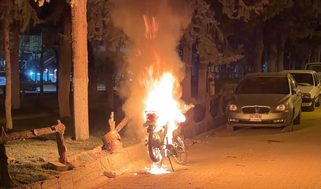 Adıyaman'ın Besni ilçesinde park halindeki motosiklet alev aldı. İtfaiye ekipleri