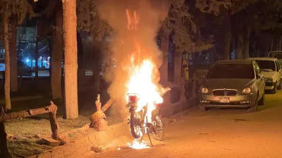 Adıyaman'ın Besni ilçesinde park halindeki motosiklet alev aldı. İtfaiye ekipleri