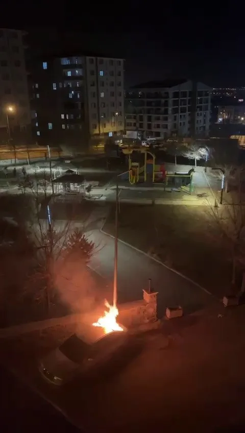 Erzurum'da park halindeki bir otomobil alev alev yanarak kullanılamaz hale