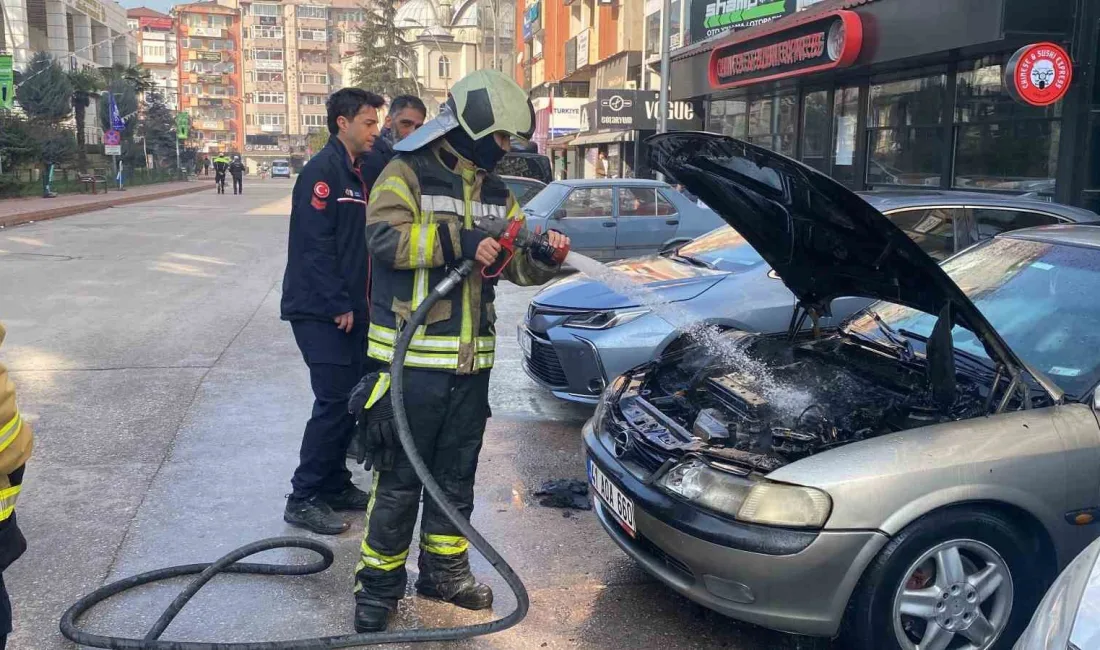 İzmit'te park halindeki Opel aracın motor kısmından çıkan yangın, itfaiye