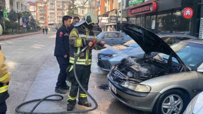 İzmit'te park halindeki Opel aracın motor kısmından çıkan yangın, itfaiye