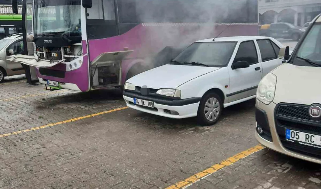 Adapazarı ilçesinde park halindeki özel halk otobüsünde çıkan yangın, vatandaşlar