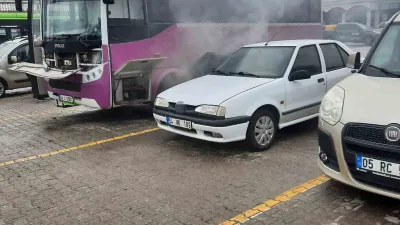 Adapazarı ilçesinde park halindeki özel halk otobüsünde çıkan yangın, vatandaşlar