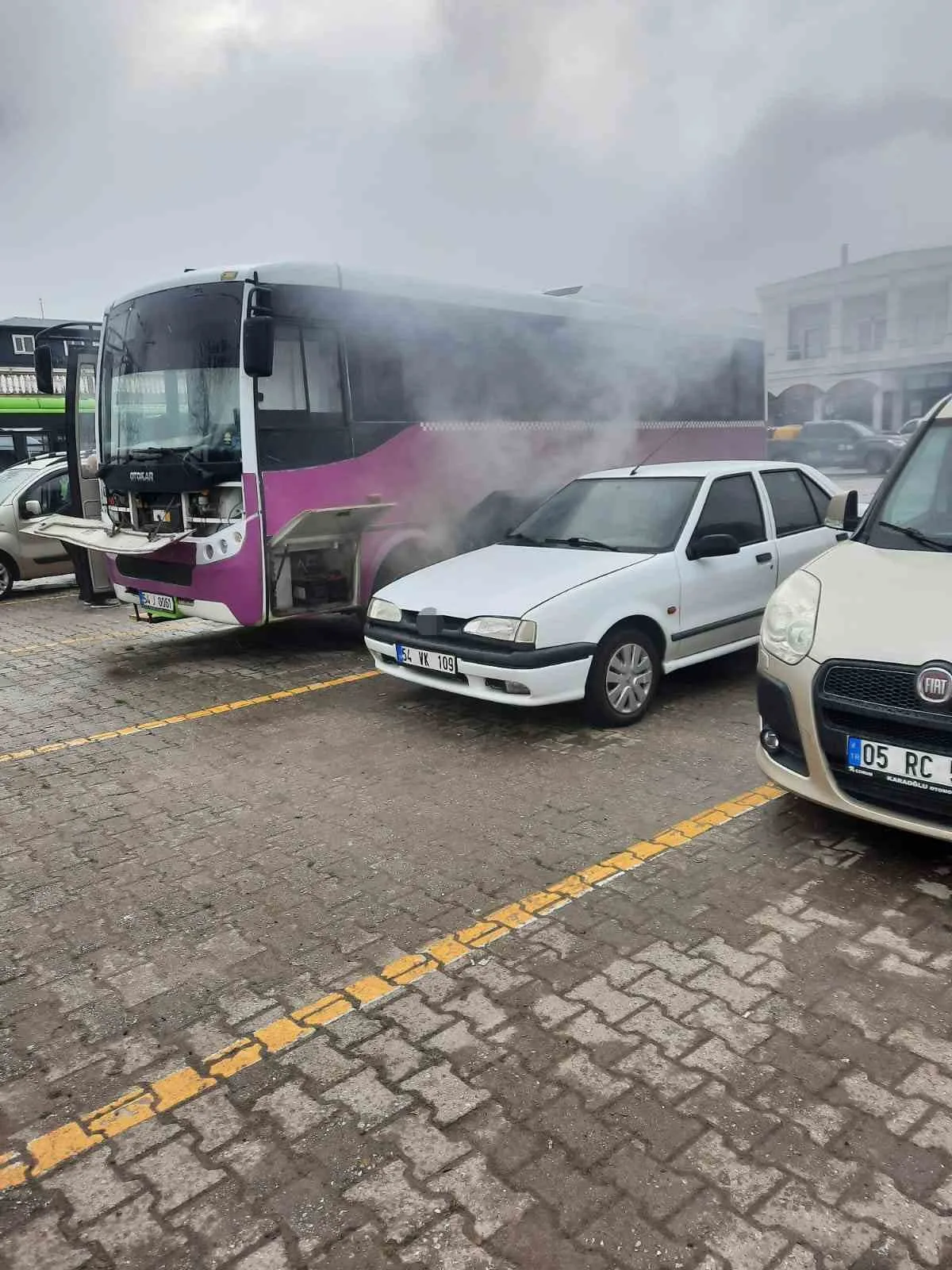 Adapazarı ilçesinde park halindeki özel halk otobüsünde çıkan yangın, vatandaşlar