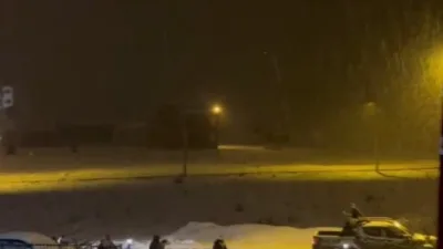 Gümüşhane'de kar yağışını fırsata çeviren gençler, pikabın arkasındaki araç lastikleriyle