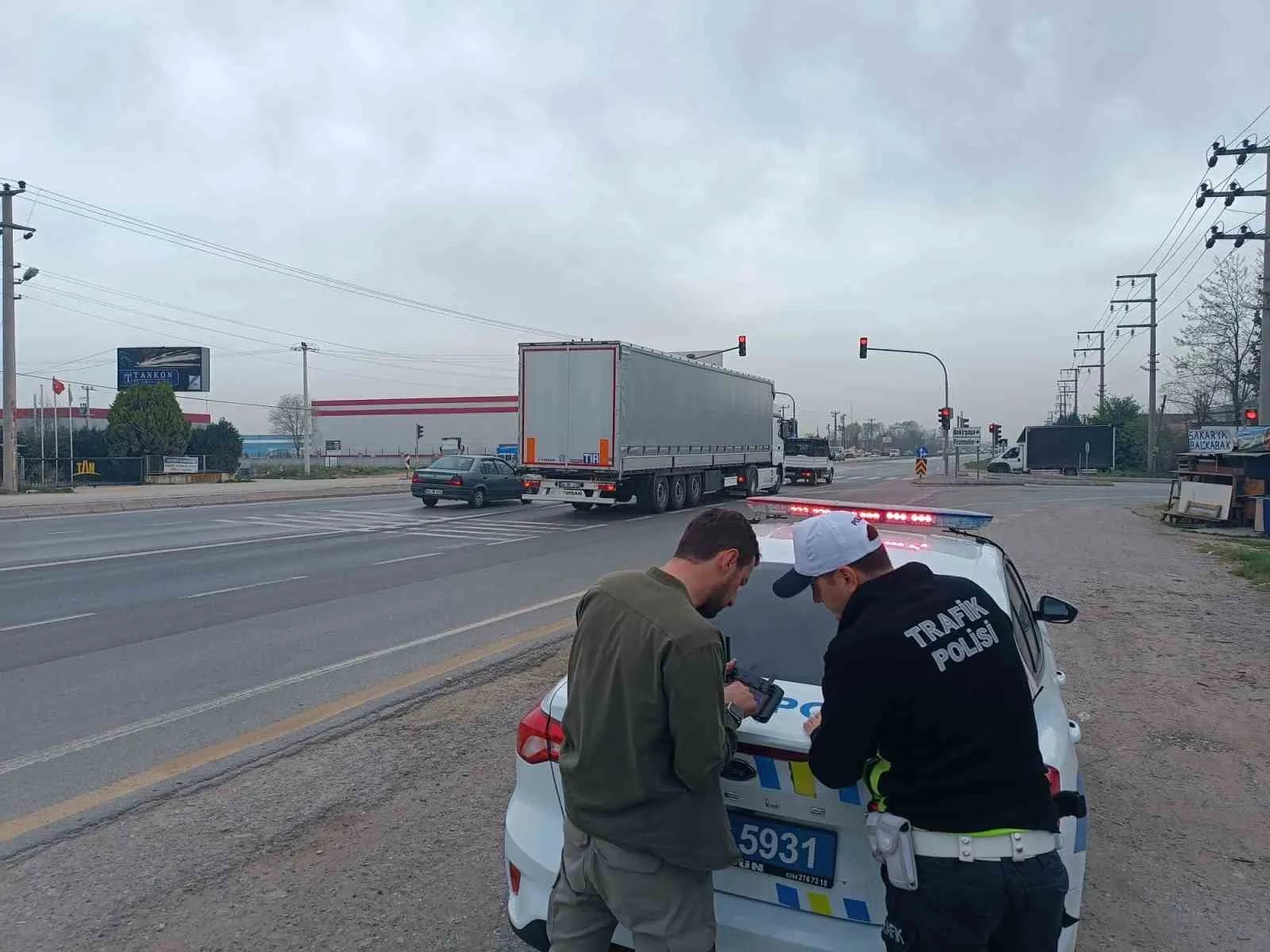 Dron ile yapılan denetimde Sakarya'da 32 araca cezai işlem uygulandı.