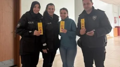 Erzurum'un Uzundere ilçesinde polis, Kadına Yönelik Şiddetle Mücadele kapsamında broşür