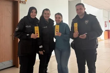 Erzurum'un Uzundere ilçesinde polis, Kadına Yönelik Şiddetle Mücadele kapsamında broşür