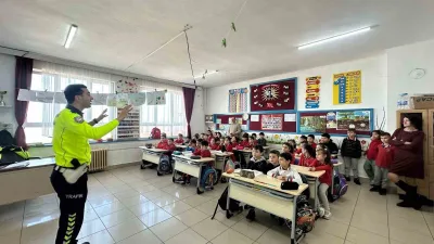 Sinop'ta polis ekipleri, Cumhuriyet İlkokulu öğrencilerine trafik güvenliği eğitimi verdi.